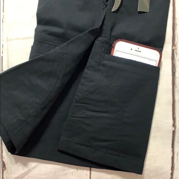 IguanaMed Women's MedFlex V-Neck Scrub Black/Black - Picture 6 of 8